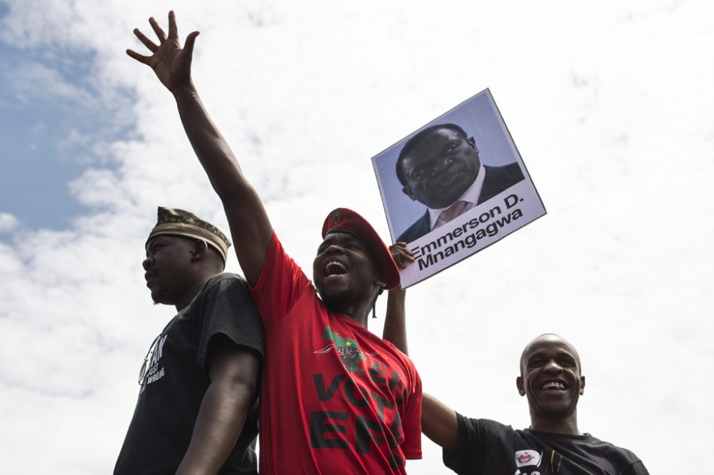 Studenten mit einem Bild von Emmerson Mnangagwa in Harare