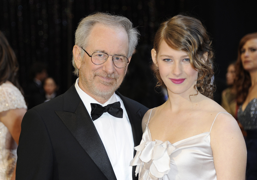 Steven Spielberg mit seiner Tochter im Februar 2011 (Bild: Mike Nelson/EPA)
