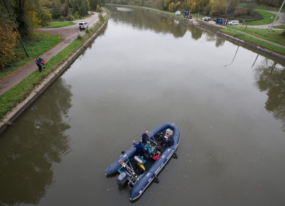 Suche nach Beweismitteln im Kanal Brüssel-Charleroi (26.10., Bild: Benoît Doppagne/Belga)