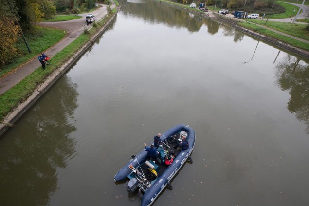 Suche nach Beweismitteln im Kanal Brüssel-Charleroi (26.10., Bild: Benoît Doppagne/Belga)