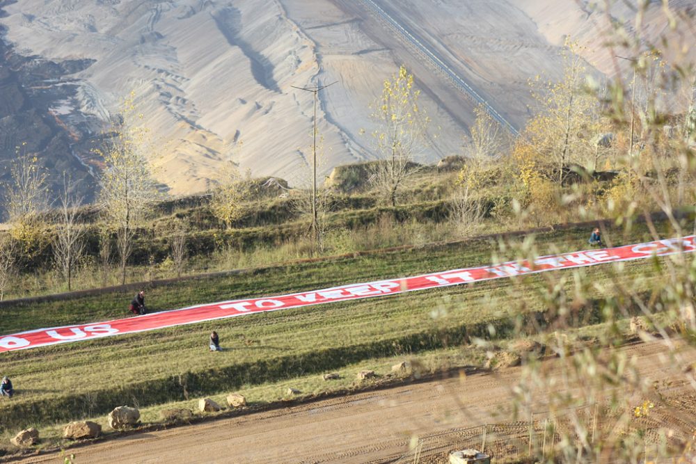 JunepA protestiert mit riesigem Banner im Tagebau Hambach (Bild: JunepA)