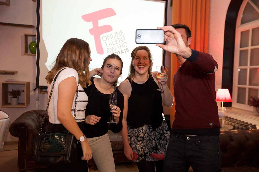 Junge Blogger-Talente nehmen bei Auszeichnung 2015 ein Selfie