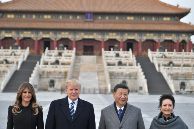 Donald und Melania Trump mit Xi Jinping und Peng Liyuan in der verbotenen Stadt in Peking (Bild: Jim Watson/AFP)