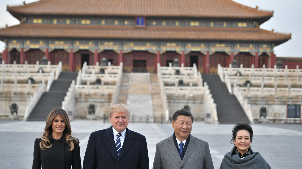 Donald und Melania Trump mit Xi Jinping und Peng Liyuan in der verbotenen Stadt in Peking (Bild: Jim Watson/AFP)