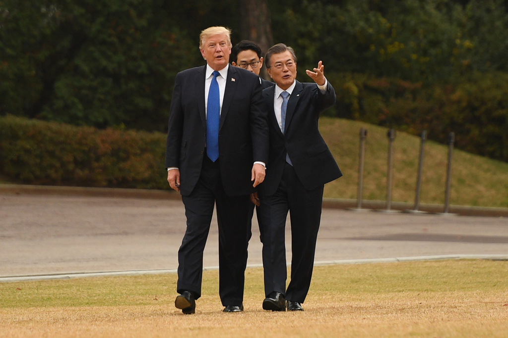 US-Präsident Donald Trump mit seinem südkoreanischen Amtskollegen Moon Jae In in Seoul (Bild: Jim Watson/AFP)