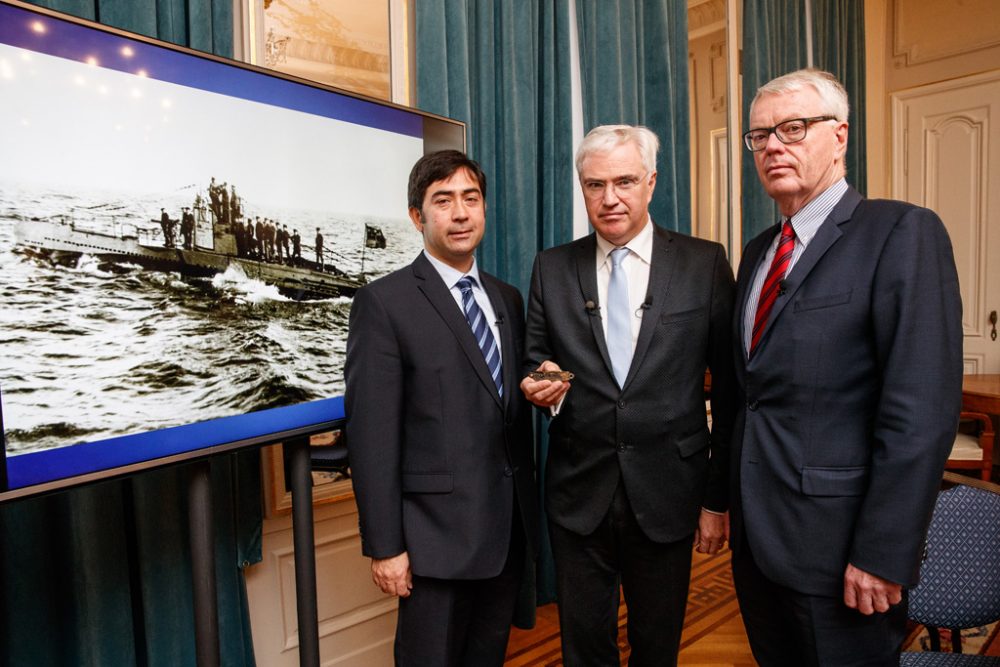 Unterwasserarchäologe Tomas Termote, Govuerneur Carl Decaluwé und Botschafter Rüdiger Lüdeking (Bild: Kurt Desplenter/Belga)