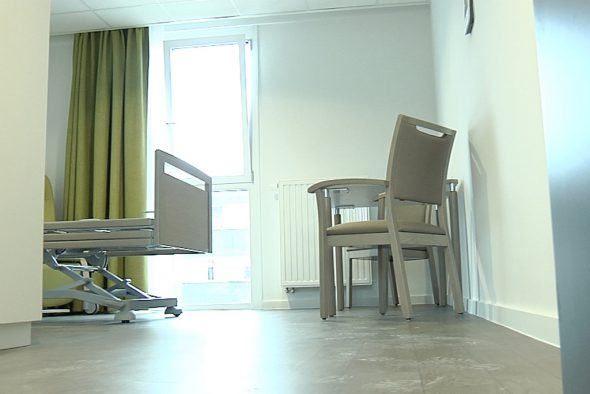 Die Zimmer im neuen Gebäude bieten deutlich mehr Platz (Bild: BRF Fernsehen)