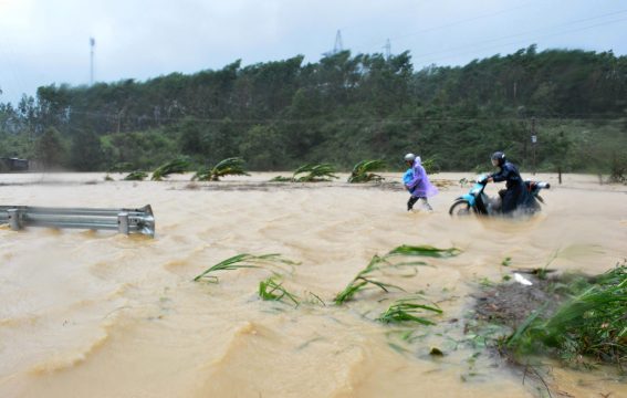 Tropensturm "Damrey" in Vietnam