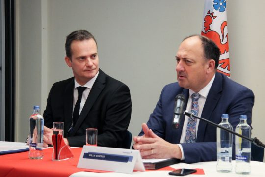 Ministerpräsident Oliver Paasch und Amtskollege Willy Borsus (Bild: Julien Claessen/BRF)