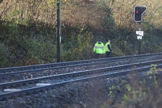 Am Tag nach dem Unglück: Infrabel-Mitarbeiter prüfen die Bahnstrecke