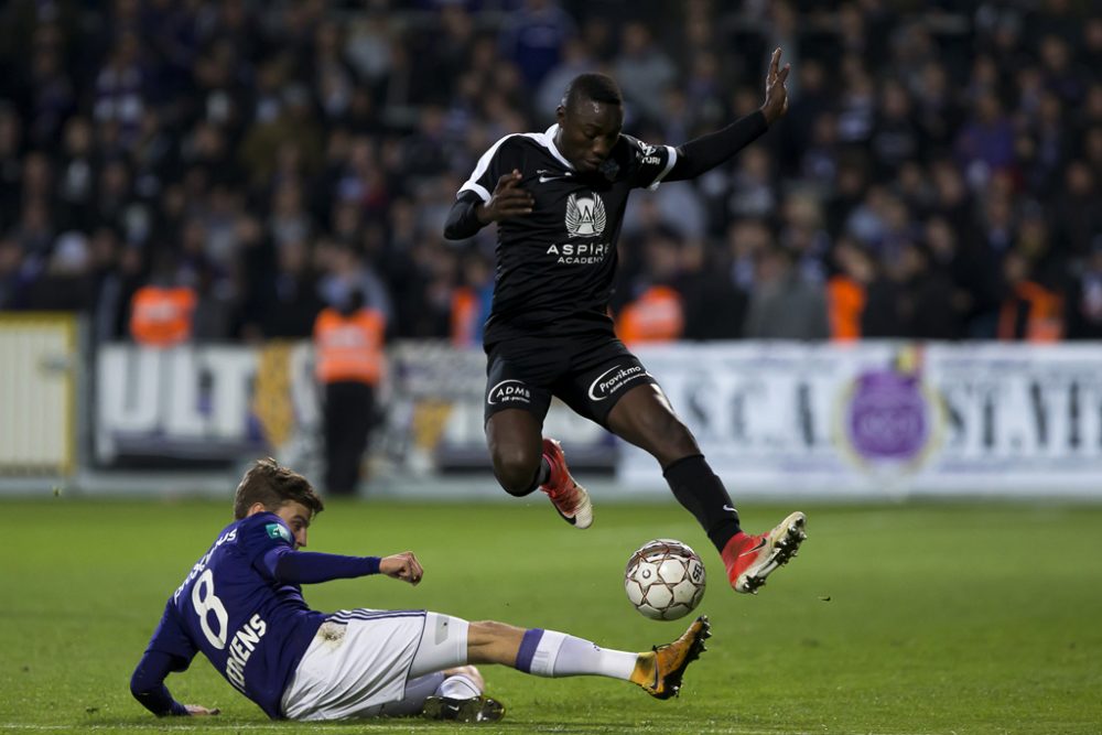 Anderlecht's Pieter Gerkens und AS-Spieler Eric Ocansey bei der letzten Begegnung im Oktober (Bild: Kristof Van Accom/BELGA)