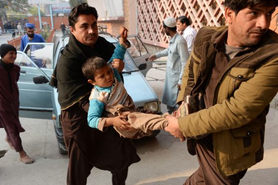 Nach einem Selbstmordanschlag in Jalalabad/Afghanistan: Freiwillige bringen einen verletzten Jungen ins Krankenhaus