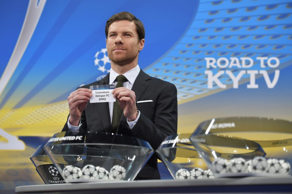 Xabi Alonso mit den Losen für das Achtelfinale (Bild: Fabrice Coffrini/AFP)