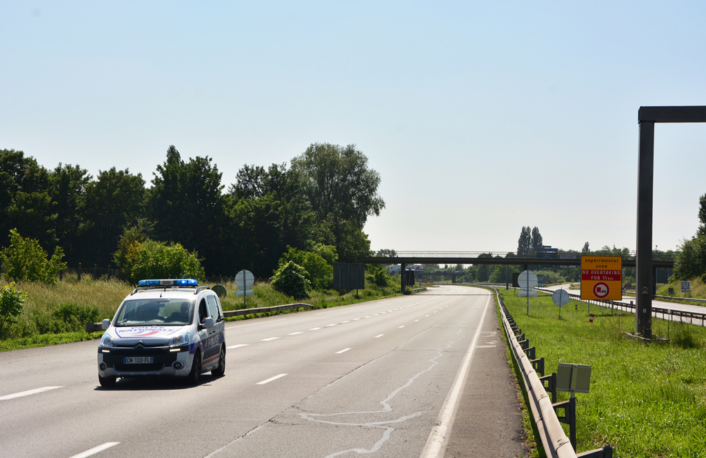 Grundloses Fahren auf der Mittelspur - so wie dieses Polizeiauto an der belgisch-französischen Grenze - könnte bald teurer werden (Bild: Sandro Delaere/BELGA)