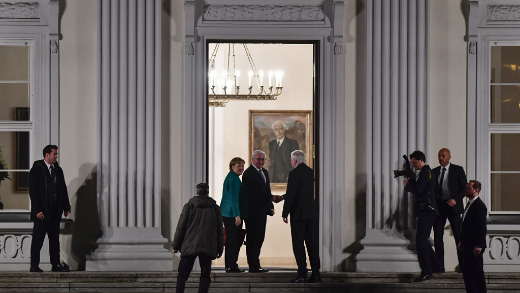 Frank-Walter Steinmeier empfÄngt Kanzlerin Merkel auf Schloss Bellevue (Bild: John MacDougall/AFP)