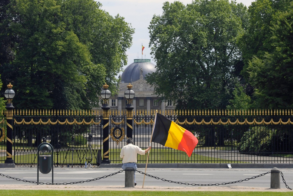 Unterstützer des Königshauses mit Belgien-Flagge vor Schloss Laeken