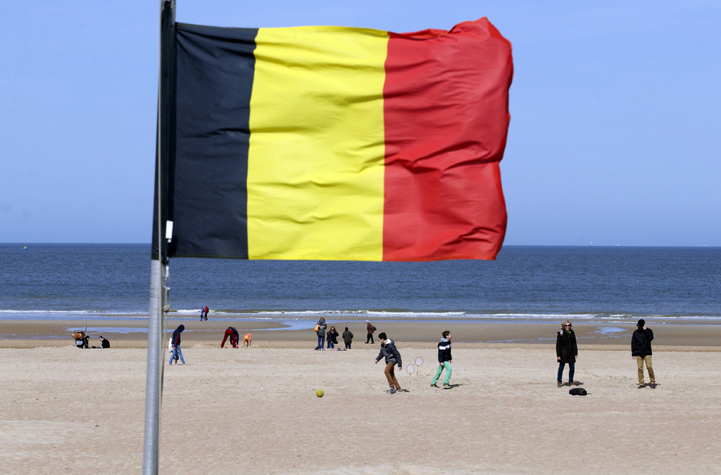 Belgische Flagge am Strand von Ostende