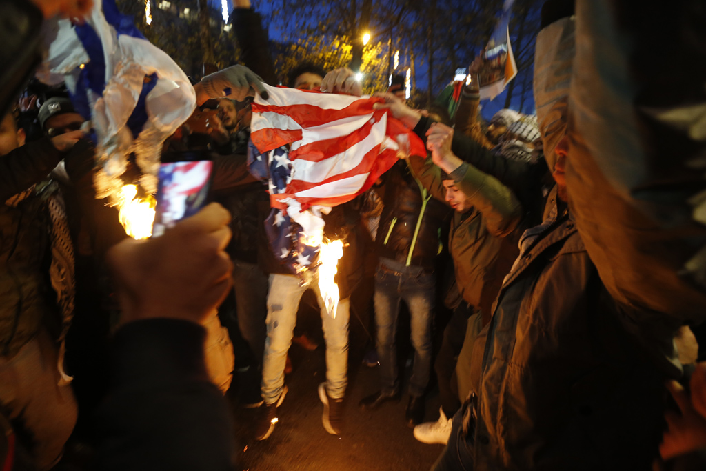 Hunderte Menschen demonstrieren vor US-Botschaft in Brüssel