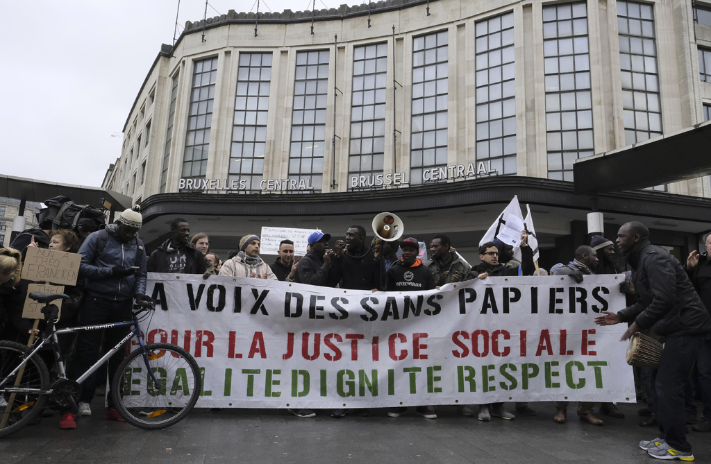 Kundgebung gegen Theo Francken vor dem Brüsseler Zentralbahnhof