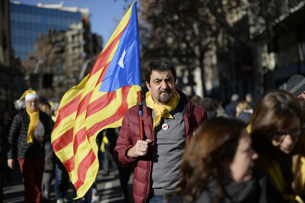 Mann mit Katalonien-Flagge