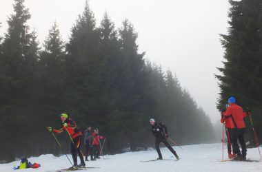 Die Topbiathleten Florent Claude und Thierry Langer begleiten Jugendliche beim Skilanglauf-Training im Hohen Venn (Bild: Stephan Pesch/BRF)