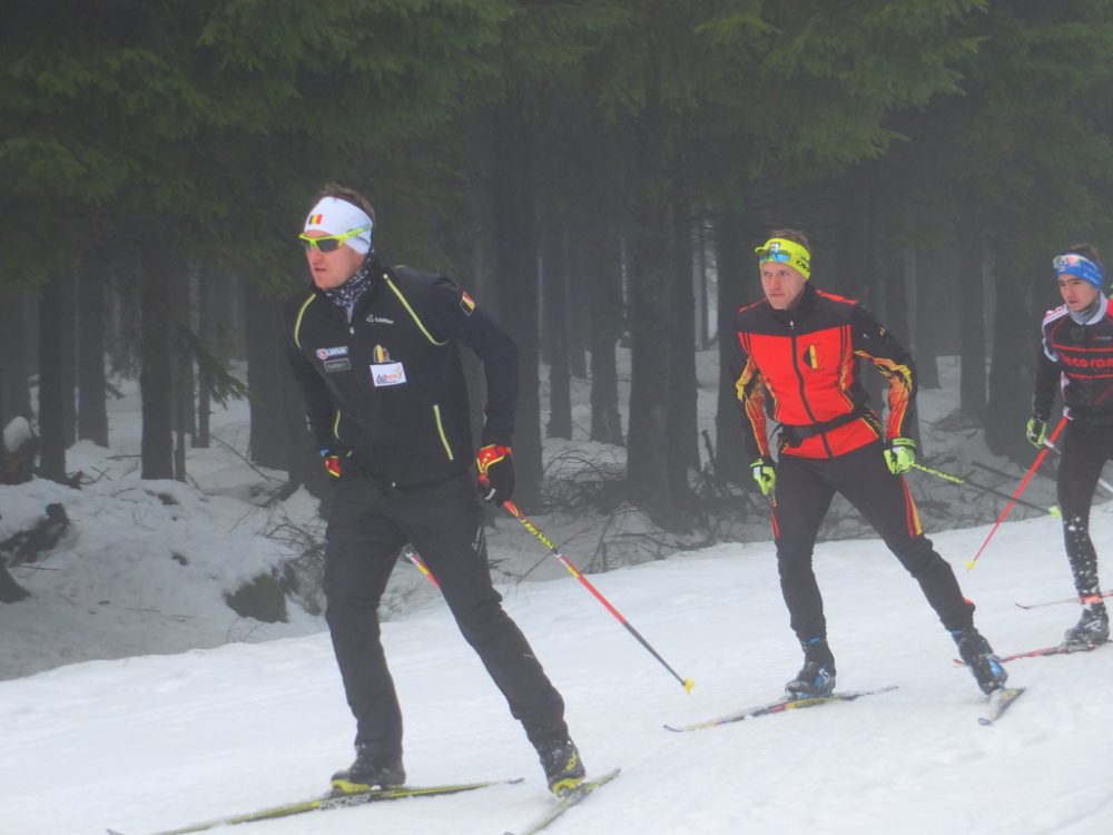 Die Topbiathleten Florent Claude und Thierry Langer begleiten Jugendliche beim Skilanglauf-Training im Hohen Venn (Bild: Stephan Pesch/BRF)