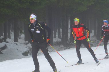 Die Topbiathleten Florent Claude und Thierry Langer begleiten Jugendliche beim Skilanglauf-Training im Hohen Venn (Bild: Stephan Pesch/BRF)