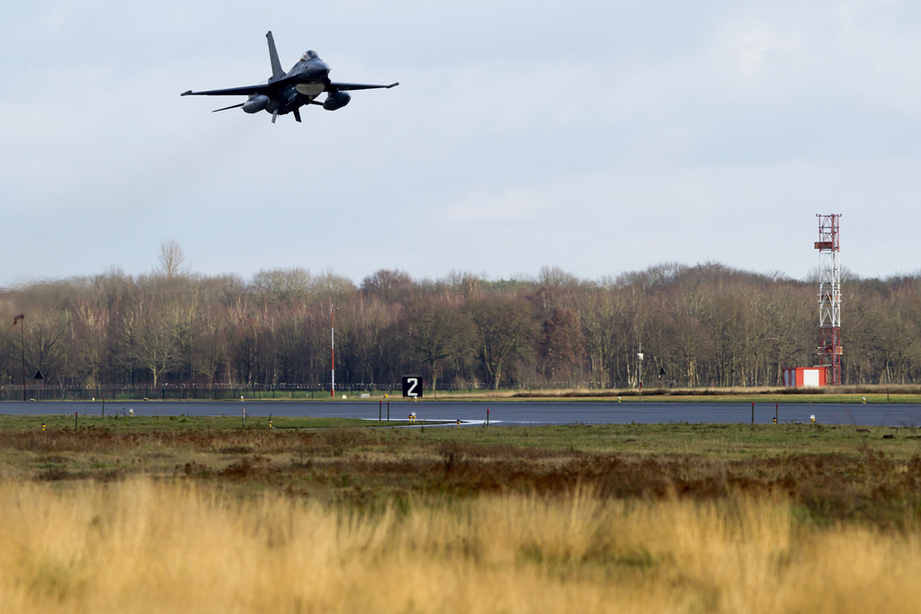 F16 landet in Kleine Brogel