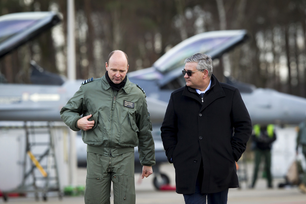 Generalmajor Frederik Vansina und Verteidigungsminister Steven Vandeput am Dienstag in Kleine Brogel