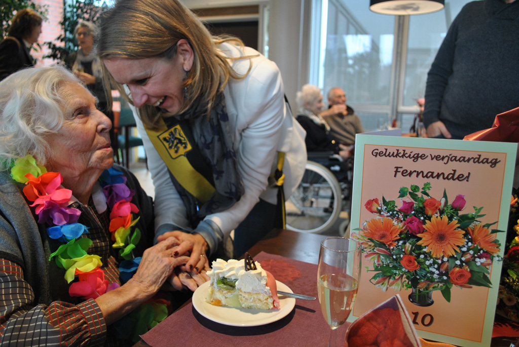 Sofie Bracke gratuliert Fernande De Raeve zum 110. Geburtstag