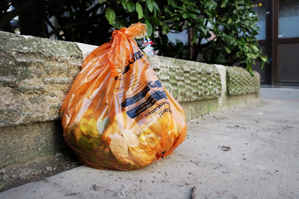 Oranger Müllsack für Lebensmittelreste in Brüssel