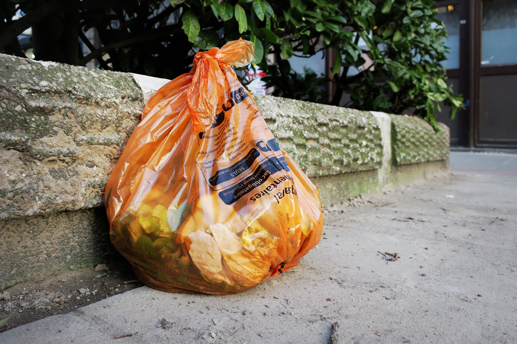 Oranger Müllsack für Lebensmittelreste in Brüssel