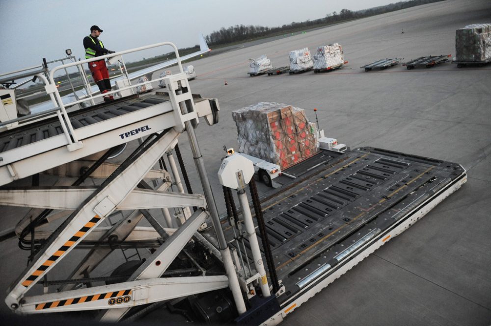 Frachtflugzeug auf dem Flughafen von Lüttich-Bierset