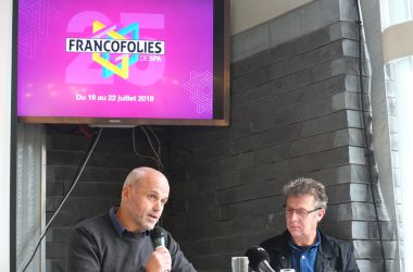 Mitorganisator Charles Gardier zusammen mit Marc Radelet, Pressesprecher der Francofolies (Bild: Stephan Pesch/BRF)