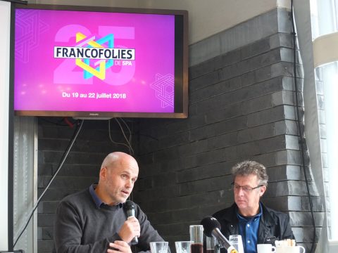 Mitorganisator Charles Gardier zusammen mit Marc Radelet, Pressesprecher der Francofolies (Bild: Stephan Pesch/BRF)