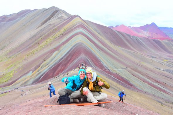 Janina Holzheimer und Marvin Palm in den Regenbogenbergen von Peru (Bild: privat)