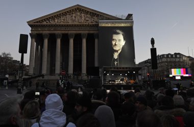 Menschen versammeln sich am 9.12.2017 vor der Madeleine-Kirche in Paris, um sich von Johnny Hallyday zu verabschieden(Bild: Eric Feferberg/AFP)