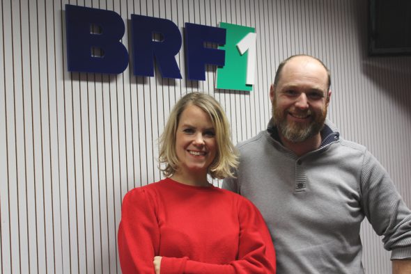 Moderatorin Julia Slot und Fred Straet im BRF-Studio (Bild: Melanie Ganser/BRF)