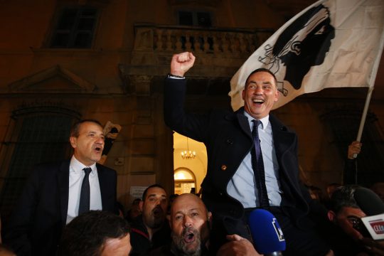 Die Spitzenkandidaten der Nationalisten Jean Guy Talamoni (l.) und Gilles Simeoni werden gefeiert.