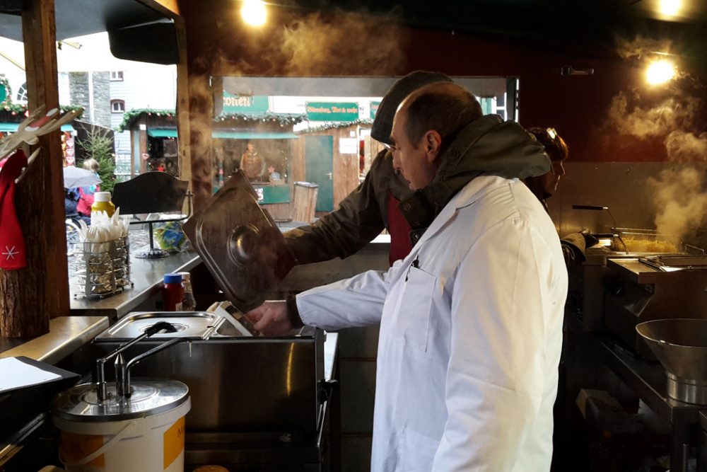 Lebensmittelkontrolle auf dem Monschauer Weihnachtsmarkt (Bild: Michaela Brück/BRF)