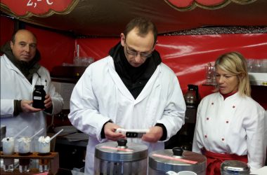 Lebensmittelkontrolle auf dem Monschauer Weihnachtsmarkt (Bild: Michaela Brück/BRF)