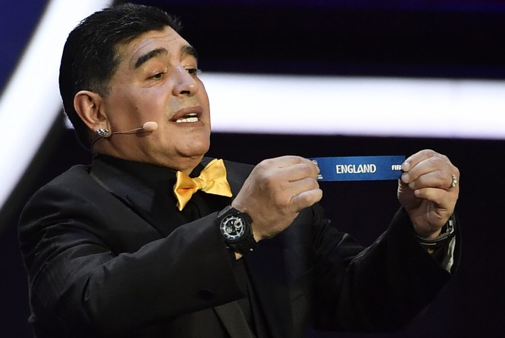 Diego Maradona hält das Los, auf dem England steht (Bild: Dirk Waem/BELGA)