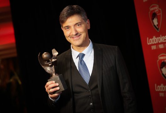 Felice Mazzu mit der Raymond Goethals-Trophäe (Bild: Virginie Lefour/BELGA)