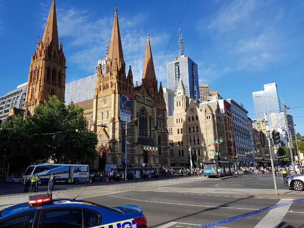 Autofahrer fährt in Australien in Menschenmenge