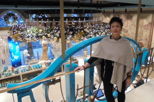 Monika Hadrys im berühmten 4711-Haus in der Kölner Glockengasse (Bild: Alfried Schmitz/BRF)