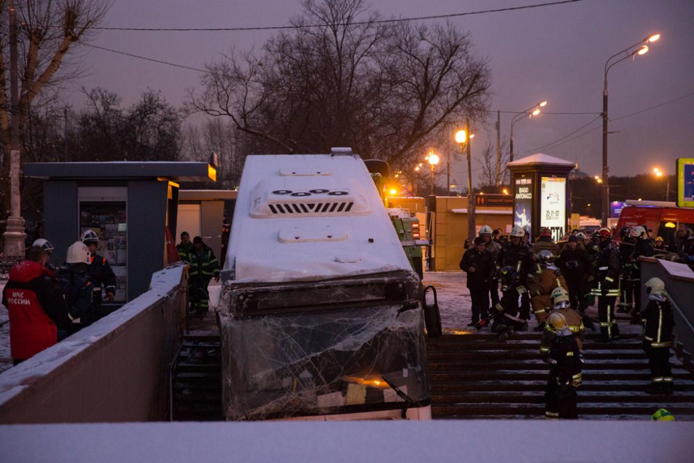 Bus fährt in Moskau in Menschenmenge