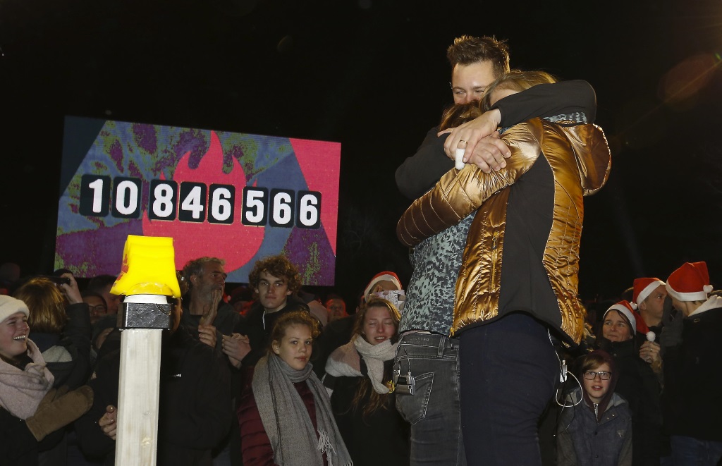 Mehr als zehn Millionen: die Moderatoren Linde Merckpoel, Eva De Roo und Bram Willems fallen sich in die Arme (Bild: Nicolas Maeterlinck/Belga)