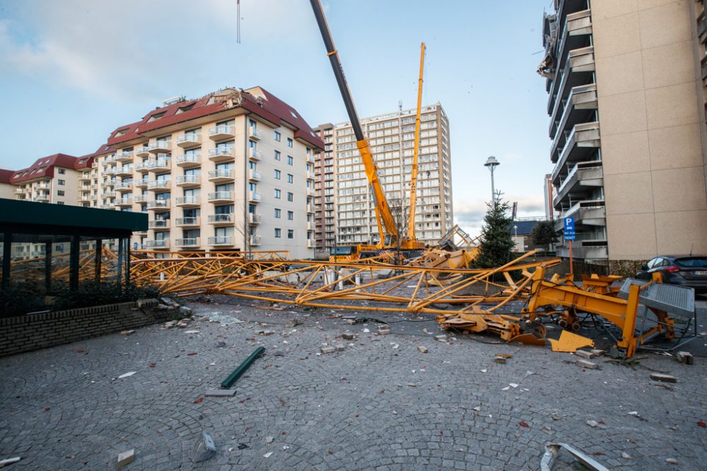 Nieuwpoort: Kran stürzt auf Appartementgebäude