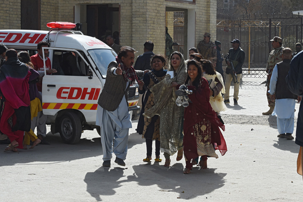 Selbstmordattentäter töten fünf Menschen in Kirche in Pakistan