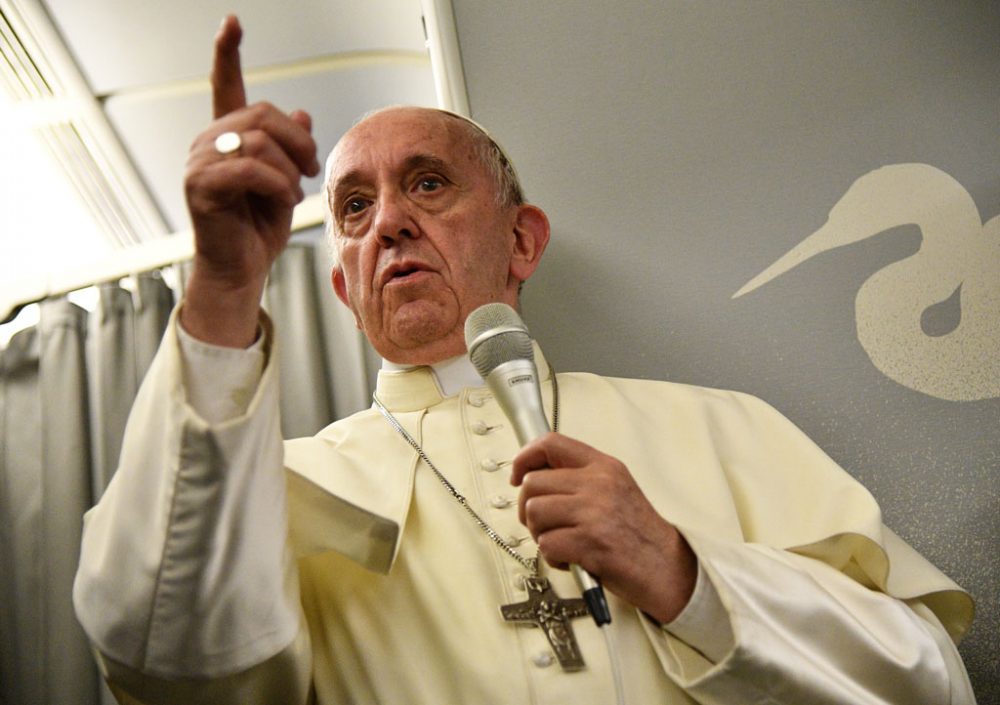 Papst Franziskus auf dem Rückweg von seiner Asienreise